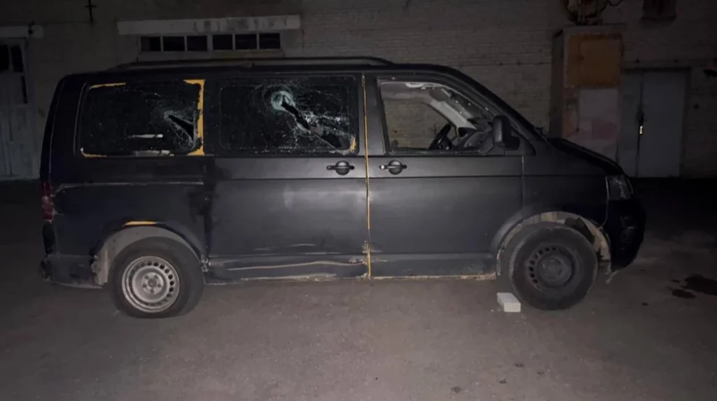 Пошкоджений службовий автомобіль ТЦК із вибитими вікнами після нападу в Луцьку