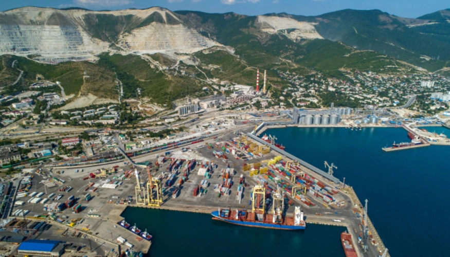 Контейнеровоз MSC Mediterranean Shipping Co. в порту