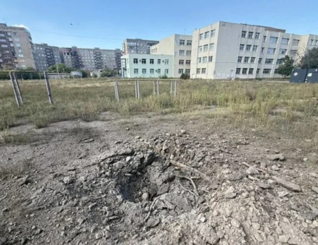 Наслідки артилерійського удару по мікрорайону Лазурний у Краматорську