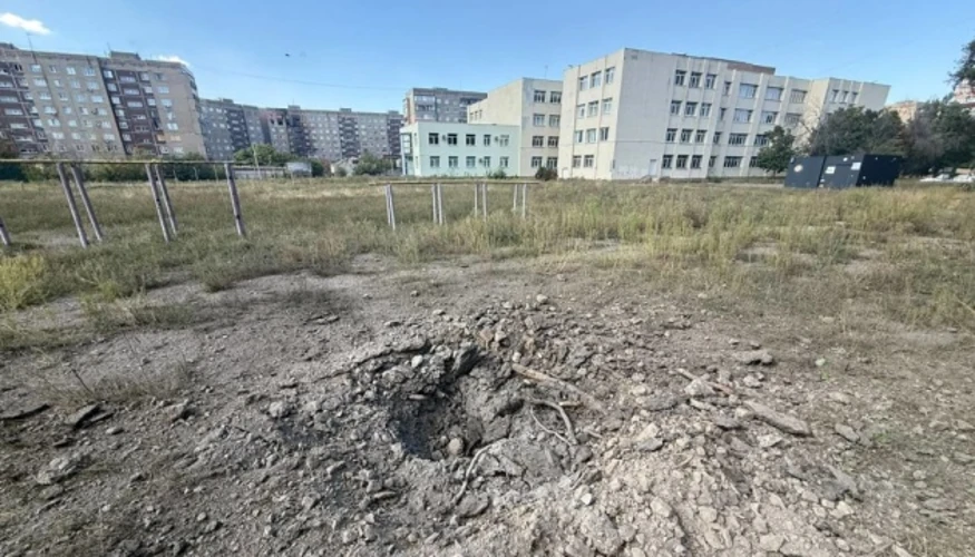 Наслідки артилерійського удару по мікрорайону Лазурний у Краматорську