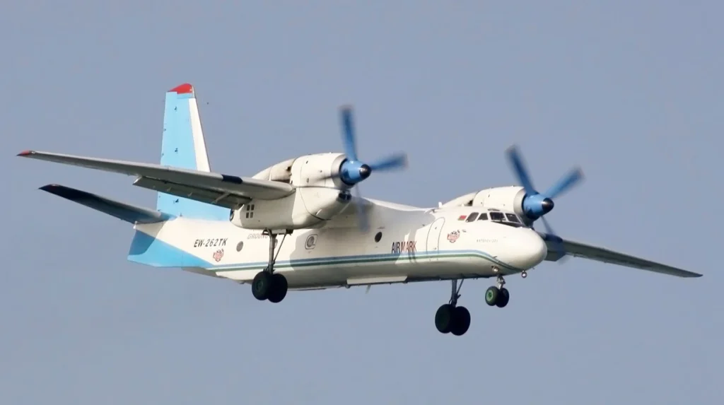 Літак Ан-32 із України, який прибув до аеропорту Меркулешти у Молдові (скриншот із відео NewsMaker)